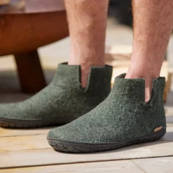 Boot with natural rubber sole - black - Forest