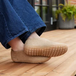 Shoe with natural rubber sole - honey - Sand