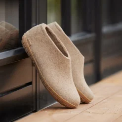 Shoe with natural rubber sole - honey - Sand
