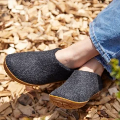 Shoe with natural rubber sole - honey - Charcoal