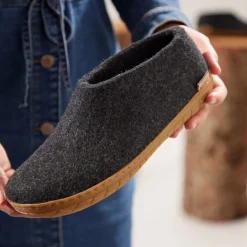 Shoe with natural rubber sole - honey - Charcoal
