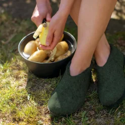 Shoe with natural rubber sole - black - Forest