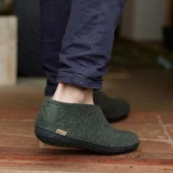 Shoe with natural rubber sole - black - Forest