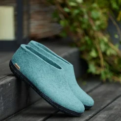 Shoe with natural rubber sole - black - North Sea