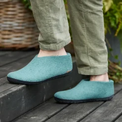 Shoe with natural rubber sole - black - North Sea