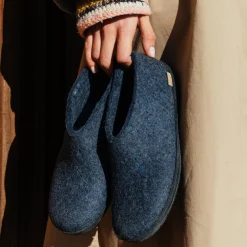 Shoe with natural rubber sole - black - Denim