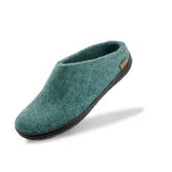 Slip-on with natural rubber sole - black - North Sea